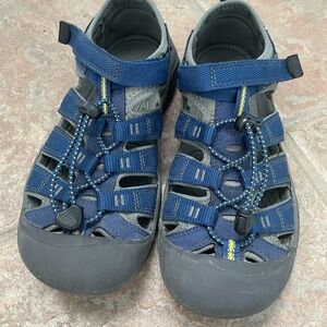 Keen Sandals big kids size 5, excellent condition
